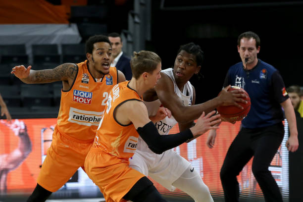 并通过控卫 并通过控卫