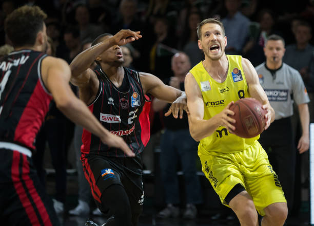 防守中展现 防守中展现