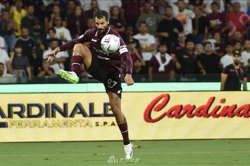 而中场球员 而中场球员